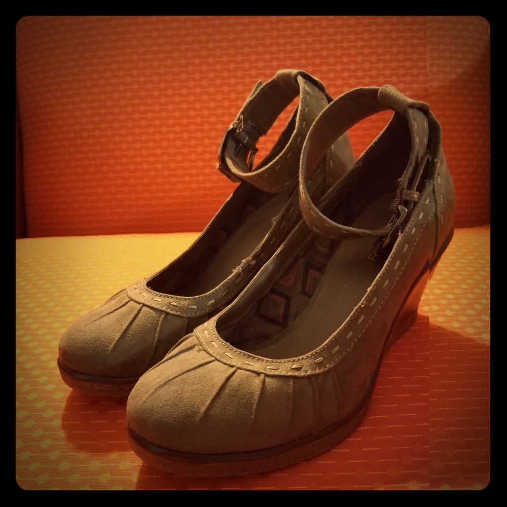 Graceland Wedges